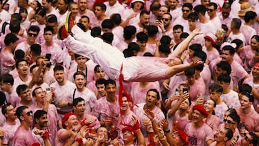 Los asistentes lanzan a un hombre al aire para celebrar durante el "Chupinazo" que marca el inicio oficial de las Fiestas de San Fermín en la Plaza Consistorial, frente al Ayuntamiento de Pamplona.