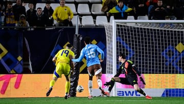 Ukraine's midfielder #19 Oleksiy Hutsulyak scores an equalizing goal during the UEFA Nations League play-off first leg football match between Ukraine and Belgium at Enrique Roca stadium in Murcia, on March 20, 2025. (Photo by JOSE JORDAN / AFP)