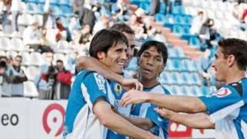 <b>MÁXIMO GOLEADOR. </b>Sendoa Agirre celebra el tanto con Ion Vélez, Mariño y Graff.