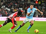 Manchester City's Spanish midfielder #16 Rodri (R) springs away from Sunderland's Spanish striker #12 Eliezer Mayenda (L) during the English Premier League football match between Sunderland and Manchester City at The Stadium of Light in Sunderland in north east England on January 1, 2026. (Photo by ANDY BUCHANAN / AFP) / RESTRICTED TO EDITORIAL USE. No use with unauthorized audio, video, data, fixture lists, club/league logos or 'live' services. Online in-match use limited to 120 images. An additional 40 images may be used in extra time. No video emulation. Social media in-match use limited to 120 images. An additional 40 images may be used in extra time. No use in betting publications, games or single club/league/player publications. /