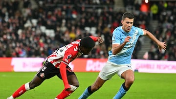 Manchester City's Spanish midfielder #16 Rodri (R) springs away from Sunderland's Spanish striker #12 Eliezer Mayenda (L) during the English Premier League football match between Sunderland and Manchester City at The Stadium of Light in Sunderland in north east England on January 1, 2026. (Photo by ANDY BUCHANAN / AFP) / RESTRICTED TO EDITORIAL USE. No use with unauthorized audio, video, data, fixture lists, club/league logos or 'live' services. Online in-match use limited to 120 images. An additional 40 images may be used in extra time. No video emulation. Social media in-match use limited to 120 images. An additional 40 images may be used in extra time. No use in betting publications, games or single club/league/player publications. /