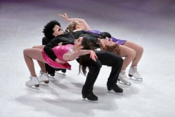 Espectacular la actuación patinaje artístico entre la parejas Rachel Parsons y Michael Parsons junto a Lorraine McNamara y Quinn Carpenter durante la Smucker's Skating Spectacular en Estados Unidos.