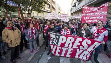 Unos 500 seguidores protestan contra de la gestión del Rayo