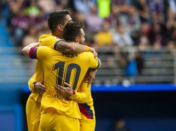 Eibar 0-2 Barcelona | De Jong intern¨® hacia Su¨¢rez, este se la cedi¨® a Griezmann y el franc¨¦s, con el exterior, a Messi, que defini¨® a la perfecci¨®n ante Dmitrovic con un golpeo suave y raso al segundo palo.