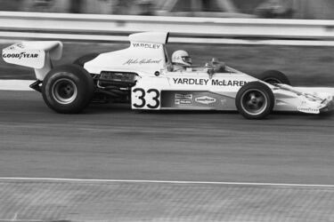 Mike Hailwood trató de seguir los pasos de su compatriota Surtees, pero no corrió la misma suerte que John en la F1. Mike The Bike se destacó por su habilidad natural para pilotar motos y eso le llevó a cosechar 9 títulos de campeón en MotoGP (4 de 500cc, 2 de 350cc y 3 de 250cc), que se fraguaron gracias a 76 victorias (27 de ellas en la categoría reina) y 112 podios, a los que hay que sumar 14 triunfos más que llegaron en el TT Isla de Man. Fue un prodigio de las dos ruedas y antes de abandonar el Mundial en 1968, ya coqueteó con el Gran Circo (en 1963, 1964, 1965 y un 1971 donde formó su propio equipo), aunque no fue hasta el 1972 cuando completó su primer curso al completo. Su mejor posición general fue un 8º que no mejoró en su último curso dentro de la F1 que disputó con McLaren (11º).