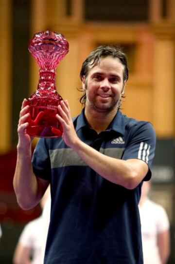 Fernando González con su primera copa en el circuito de veteranos tras vencer a Andy Roddick en Londres.