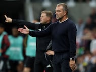 Hansi Flick, con Eddie Howe de fondo en el Newcastle-Barça de la fase de grupos.