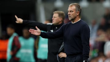 Hansi Flick, con Eddie Howe de fondo en el Newcastle-Barça de la fase de grupos.