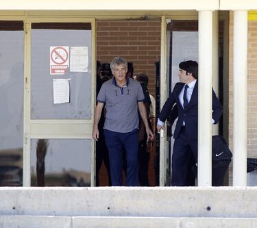 Ángel María Villar saliendo de la prisión de Soto del Real.