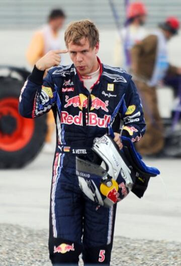 Su relación con su compañero de equipo Webber siempre ha sido controvertida. Vettel después de un accidente con Webber en Istanbul Park en mayo de 2010.  