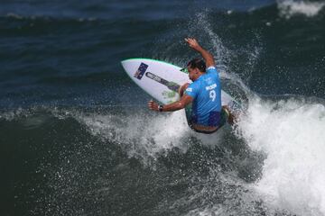 El surfista australiano, que ha anunciado el fin de su carrera en la lite a partir del a?o que viene, ha tenido que ir a la repesca pero estar en octavos. Su rival ser Gabriel Medina.