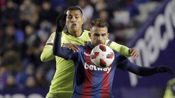 El central colombiano Jeison Murillo en disputa del balón con Borja Mayoral durante el partido entre Levante y Barcelona por la ida de los octavos de final de la Copa del Rey.