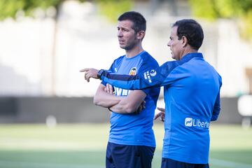 Albert Celades dirige su primer entrenamiento como nuevo técnico del Valencia 