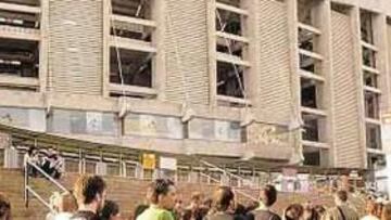 <b>CAMP NOU. </b>La zona del césped más afectada por el concierto de U2 es la de fondo sur, en la que se ubicó el gigantesco escenario.
