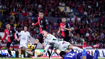 Así fue el debut de James Rodríguez en León