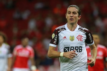 De actualidad por la última final de la Libertadores perdida ante el Palmeiras, lo cierto es que Filipe Luis (Brasil, 9/8/1985) ha ido ampliando todavía más su palmarés desde su adiós al fútbol europeo. Campeón de Liga (2014), de Copa (2013), de la Europa League (2012 y 2018) y de la Supercopa de Europa (2010, 2012 y 2018) con el Atlético de Madrid y de la Premier (2015) y de la Copa de la Liga (2015) con el Chelsea, este histórico lateral izquierdo —segundo extranjero con más partidos jugados con la elástica rojiblanca— ha ganado también dos Ligas (2019 y 2020), dos Supercopas (2020 y 2021) y una Copa Libertadores (2019) con el Flamengo, club con el que, a sus 36 años, tiene contrato hasta 2022.