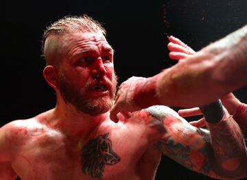 El BKB (Bare-knuckle boxing) es el deporte del boxeo sin el uso de guantes de boxeo u otro acolchado en las manos de los participantes.