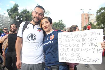 Hinchas de distintos clubes llegaron hasta Plaza Italia para ser parte de la manifestación más masiva. Hasta los archirrivales se tomaron fotografías juntos.