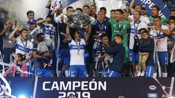 Los jugadores de Universidad Catolica celebran la copa durante el partido valido por el torneo Fox Sports 2019 contra Everton.