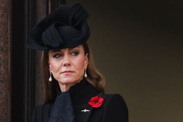 Catalina, princesa de Gales, observa desde un balcón durante la ceremonia anual del Domingo del Recuerdo en el Cenotafio de Whitehall, en Londres.