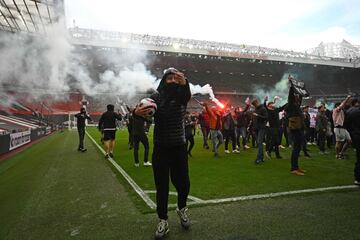 Los aficionados del United se han concentrado en los alrededores del estadio Old Trafford para protestar contra la actual directiva. Terminaron invadiendo el estadio y se suspendió el partido frente al Liverpool.