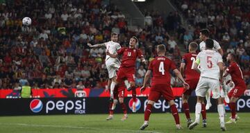 2-2. El VAR, tras revisar la jugada, da por bueno el segundo gol que marca Íñigo Martínez.