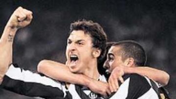 <b>GOLES. </b>Ibrahimovic celebra un gol con David Trezeguet.