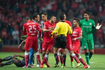 El atacante escarlata empujó al árbitro Miguel Ángel Flores en duelo de los octavos de final de la Copa MX Clausura 2017 frente a Monarcas. Después del polémico paro de árbitros, el jugador se fue suspendido por un año.