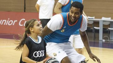 Trey Thompkins juega con una niña durante el acto de entrega del Audi oficial.