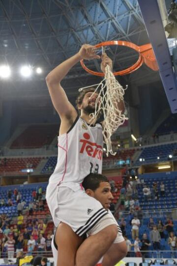 Llull corta la red de la canasta.