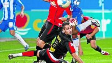 <b>EMPUJE. </b>Manolo metió un centro al final del partido al que no pudieron llegar ni Moyá ni los delanteros blanquiazules.