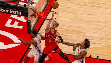 AME1193. TORONTO (CANADÁ), 25/10/2024.- Gradey Dick (c) de los Toronto Raptors entra a canasta ante los Philadelphia 76ers, este viernes durante un partido de la NBA en el Scotiabank Arena, en Toronto (Canadá). EFE/ Julio César Rivas