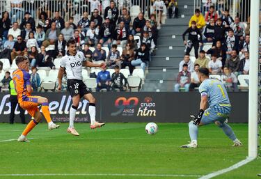 El Burgos remontó contra el Málaga y Florian Miguel se apuntó el tanto de la victoria. El lateral entró con todo por su banda y de volea, con el interior de su pie izquierdo, colocó el balón dentro de la portería del Málaga.