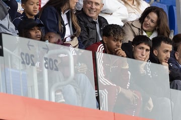 16/04/25 FUTBOL FEMENINO 
PARTIDO PRIMERA DIVISION FEMENINA
FC BARCELONA - SEVILLA
LAMINE YAMAL CON SU MADRE MAMA EN EL PALCO
                                            
SHEILA EBANA