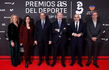 Directivos de Hyundai España posan posan en el photocall de los Premios AS del Deporte 2024. En la imagen, Margarita Rodríguez; advertising senior manager. Elena Gris, marketing directo, Juan Cantón; director general de prensa de PRISA Media, Leopoldo Satrústegui; presidente, Carlos Núñez; presidente ejecutivo de PRISA Media y Santiago de la Rocha; jefe de prensa.
Directivos de Hyundai España posan posan en el photocall de los Premios AS del Deporte 2024. En la imagen, Margarita Rodríguez; advertising senior manager. Elena Gris, marketing directo, Juan Cantón; director general de prensa de PRISA Media, Leopoldo Satrústegui; presidente, Carlos Núñez; presidente ejecutivo de PRISA Media y Santiago de la Rocha; jefe de prensa.