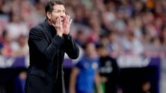 Simeone da indicaciones durante el Atlético-Rayo Vallecano