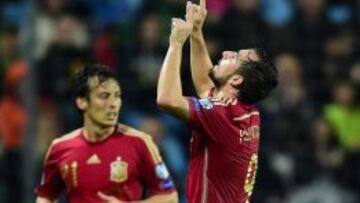 Paco Alcácer celebra un gol con España.