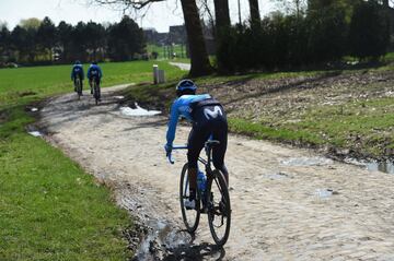 Los ciclistas del equipo Movistar, con Landa, Valverde y Quintana a la cabeza, reconocieron la etapa 9 del Tour de Francia que tendrá 15 tramos de adoquines.