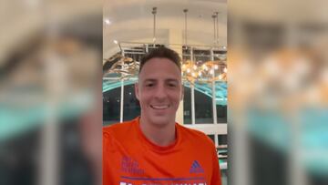 Santiago Arias saluda a la afición del Cincinnati