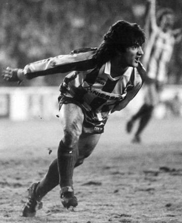 Jugó con la Real Sociedad de 1980 a 1988. Disputó 254 partidos y marcó 72 goles. 