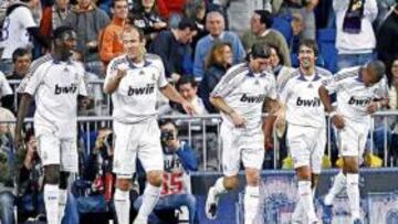 <b>ROBBEN YA BRILLA. </b>El holandés jugó su primer partido de Liga en el Bernabéu y dejó buenas sensaciones a los aficionados. Su entrada al campo fue providencial. Participó en la jugada que dio origen al penalti y posterior gol de Raúl y lo celebró con sus compañeros.