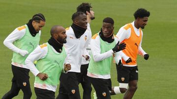 18/03/22
 VALENCIA CF
 CIUDAD DEPORTIVA
 ENTRENAMIENTO PREVIA
 ILAIX MORIBA
 DIAKHABY
 FOULQUIER
 CORREIA
 HELDER COSTA
 
 