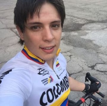 El piloto bogotano de la IndyCar le baja a la velocidad montado en su bicicleta. El ciclismo es otra de sus pasiones.