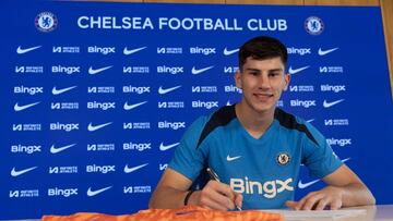 Mike Penders posa como nuevo jugador del Chelsea.