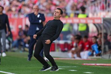 El entrenador del FC Barcelona Xavi Hernández, durante el partido de la jornada 34 de Liga en Primera División entre el Girona FC - Barcelona FC, en el estadio municipal de Montilivi. 