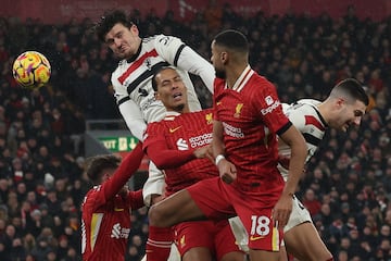  Harry Maguire gana por aire frente a la defensa del Liverpool en una agitada batalla en Anfield