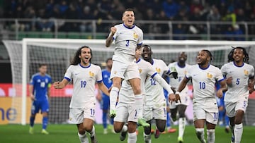Lucas Digne celebra un gol.