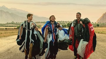Miguel Bernardeau, Carlos Cuevas y Miguel Ángel Silvestre con trajes de alas en el cartel de la película La Fiera.