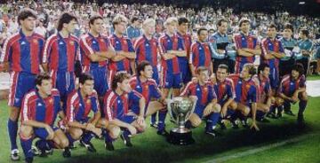 Tercer ttulo consecutivo para el llamado "DREAN TEAM". La plantilla posa con el trofeo en el a?o 1993 tras conseguir su liga nmero trece.