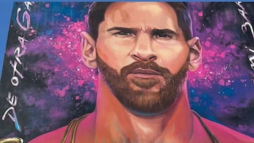 Messi, junto a su mural en Rosario.